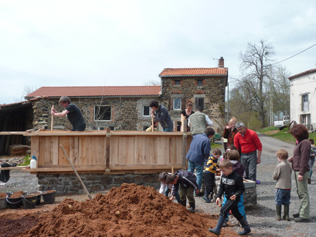 Compactage de la terre entre les banches