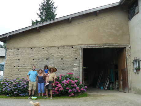 Le pisé brut est resté visible en partie basse. Danièle et Marc, des clients très investis. Quels plaisirs, merci!