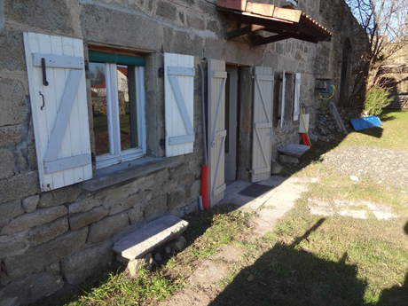 L'arrivée d'air pour la ventilation du hérisson est dissimulée par des bancs en pierre sous les fenêtres