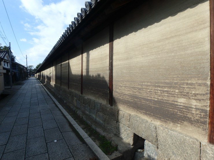 Mur en pisé du temple Hôryû-jin à Nara. Il aurait 1300ans, état quasi neuf!