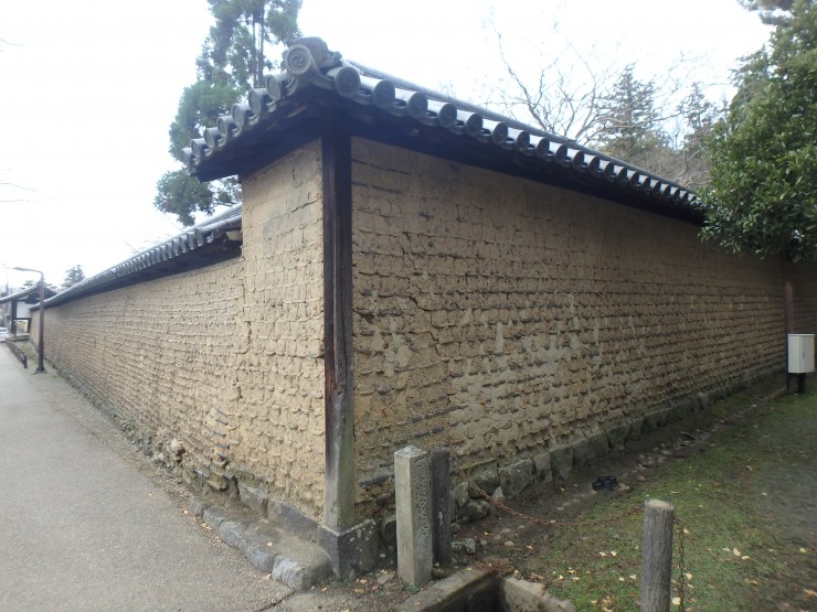 Mur en pisé et céramiques, Nara